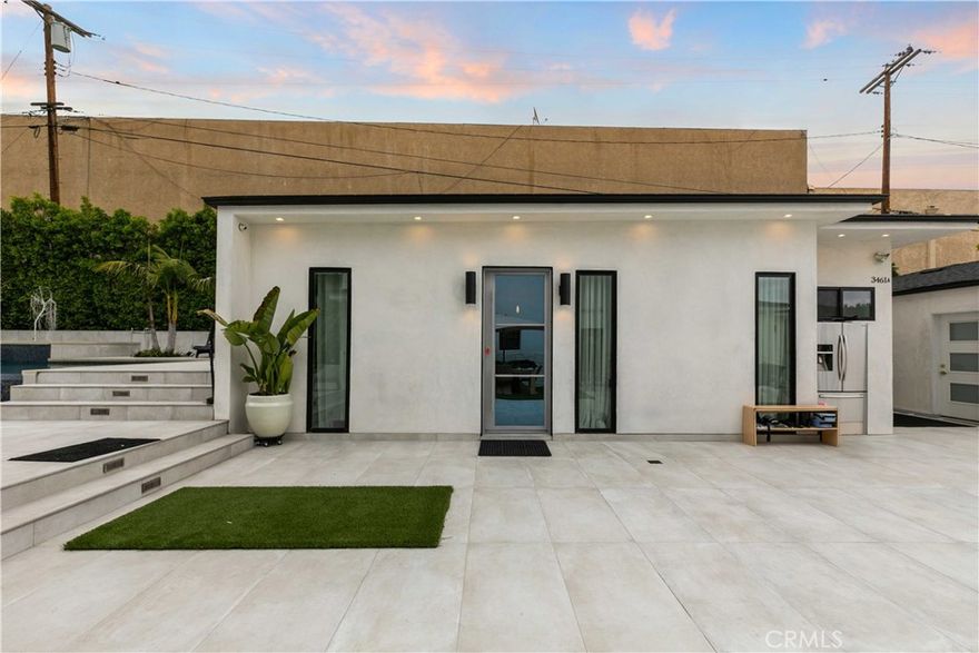 Brand new 2 bedroom 2 baths , aproximatly Large 1200 SQFT ADU  in La-Crescenta, Quiet Cul DE Sak. . The modern kitchen is equipped with recessed lighting, dishwasher, gas cooktop, wall-mounted double ovens, built-in triple-door French refrigerator & luxury porcelan tiles. Spacious living and dining area includes a large TV. Both bathrooms are beautifully designed & luxury finishes. The laundry room comes equipped with an LG washer and dryer. One bedroom includes a TV for added convenience, with  plenty of street parking.