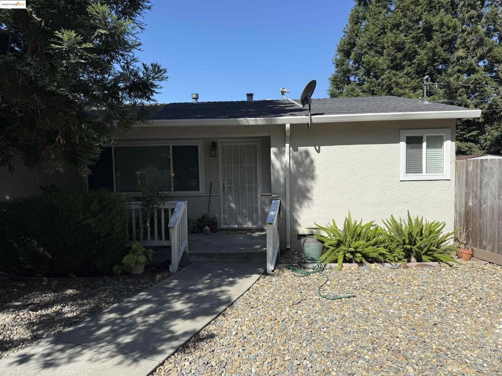 CHARMING SINGLE STORY AT END OF CUL DE SAC IN CONCORD! VERY PRIVATE LOCATION WITH 2 + PARKING SPACES, REAR YARD PATIO! VERY CLEAN AND NEAT! 3 BEDROOM AND 1 BATHROOM! STOVE, MICROWAVE, AND SHARED WASHER & DRYER! WATER & GARBAGE IS INCLUDED!!