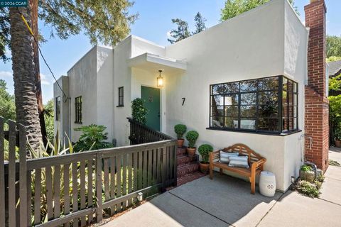 Photo of 7 Las Mesas Path Path, Orinda, CA 94563 (MLS # 41131234)