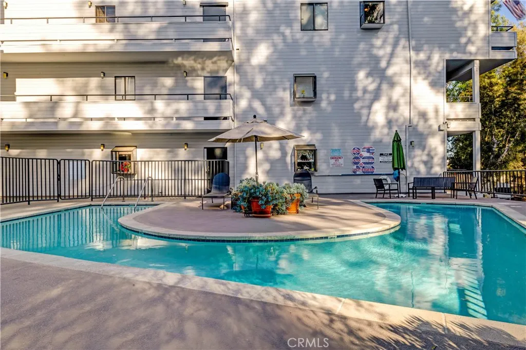 Sherman Oaks, California 91423, United States, 2 Bedrooms Bedrooms, ,2 BathroomsBathrooms,Residential,Active,93284