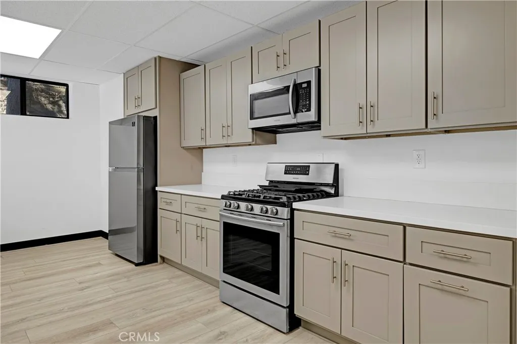 Sherman Oaks, California 91423, United States, 2 Bedrooms Bedrooms, ,2 BathroomsBathrooms,Residential,Active,93284