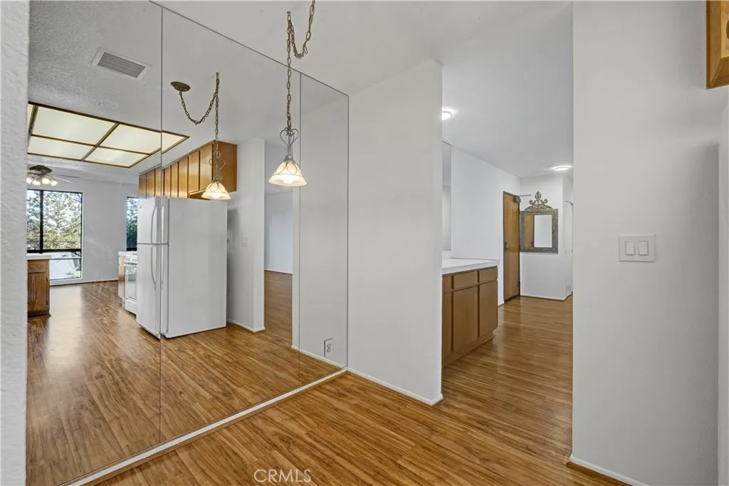 Sherman Oaks, California 91423, United States, 2 Bedrooms Bedrooms, ,2 BathroomsBathrooms,Residential,Active,93284