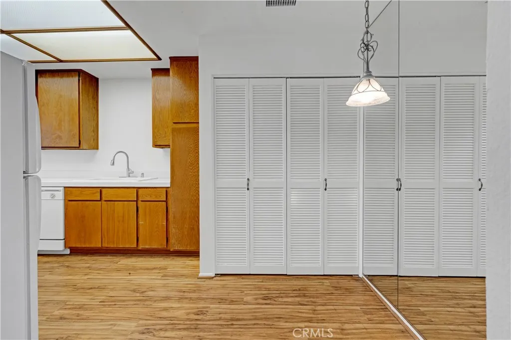 Sherman Oaks, California 91423, United States, 2 Bedrooms Bedrooms, ,2 BathroomsBathrooms,Residential,Active,93284