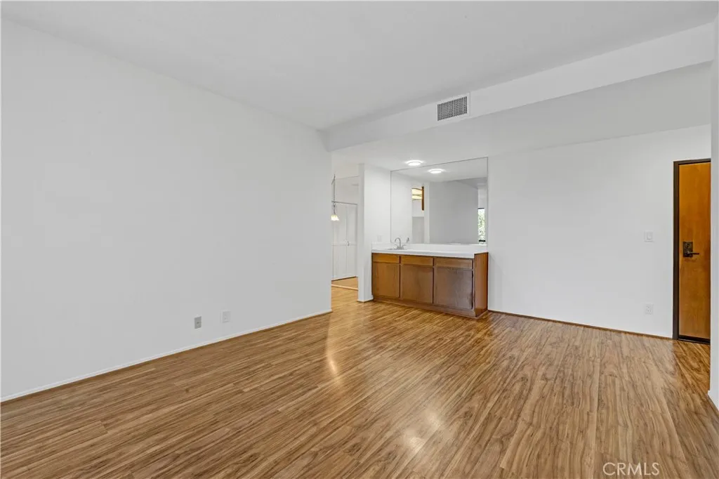 Sherman Oaks, California 91423, United States, 2 Bedrooms Bedrooms, ,2 BathroomsBathrooms,Residential,Active,93284