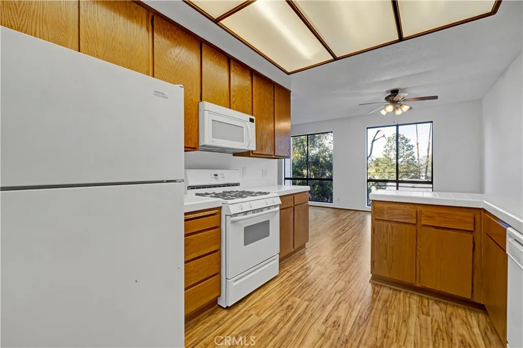 Sherman Oaks, California 91423, United States, 2 Bedrooms Bedrooms, ,2 BathroomsBathrooms,Residential,Active,93284