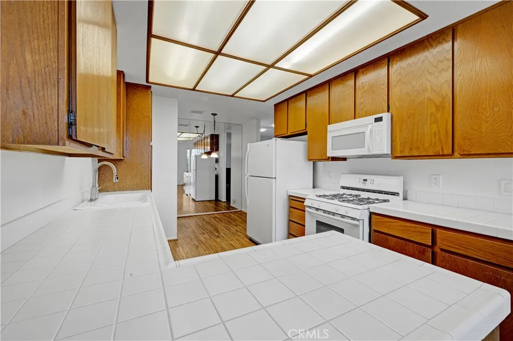 Sherman Oaks, California 91423, United States, 2 Bedrooms Bedrooms, ,2 BathroomsBathrooms,Residential,Active,93284