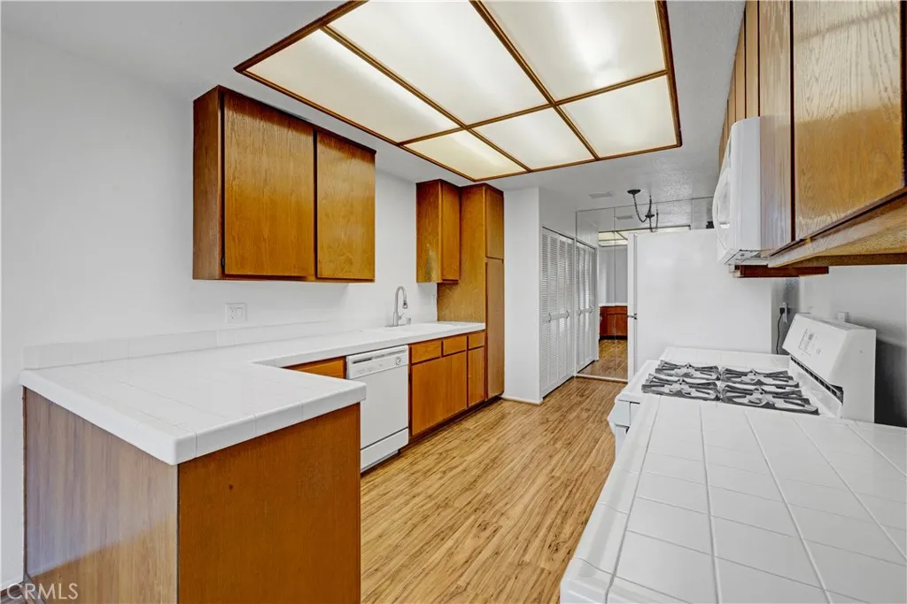 Sherman Oaks, California 91423, United States, 2 Bedrooms Bedrooms, ,2 BathroomsBathrooms,Residential,Active,93284