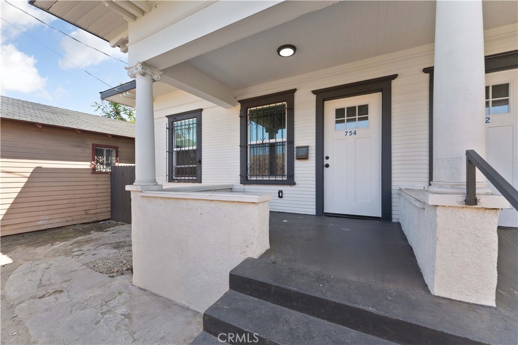 752 E 17th Street