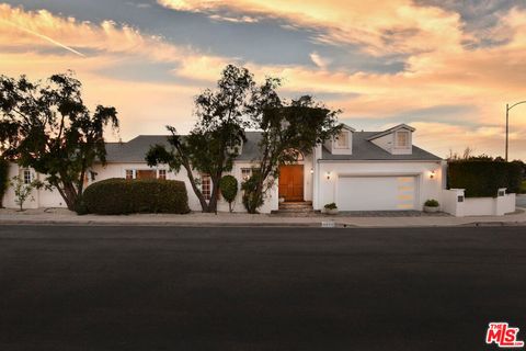 Photo of 3635 Fawndale Place, Sherman Oaks, CA 91403 (MLS # 26644089)