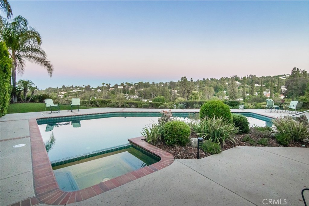 5004 Del Moreno Drive