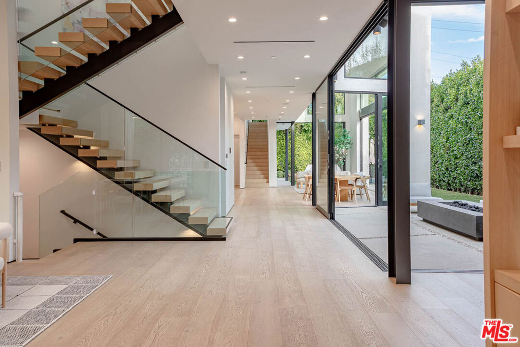 116 S Gretna Green Way