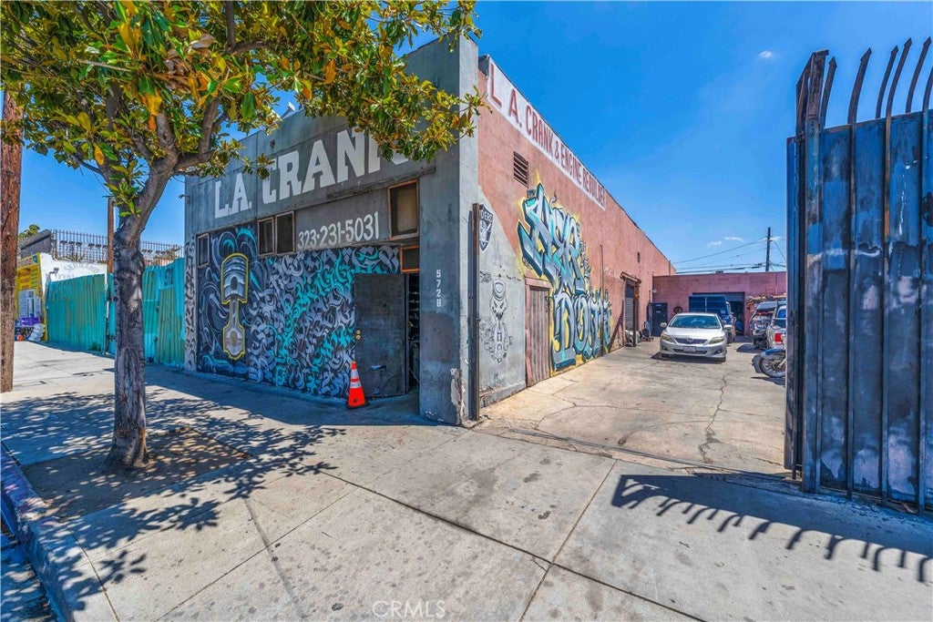 5726 S CENTRAL Avenue