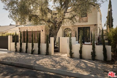 Photo of 14000 Otsego Street, Sherman Oaks, CA 91423 (MLS # 26750659)