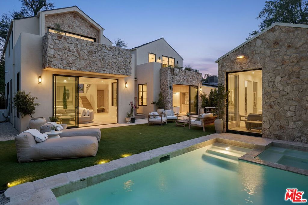 Photo of 14000 Otsego Street, Sherman Oaks, CA 91423 (MLS # 26750659)