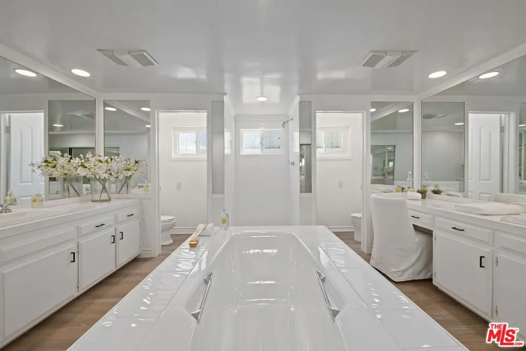 Los Angeles, California 90024, United States, 5 Bedrooms Bedrooms, ,4 BathroomsBathrooms,Residential,Active,173969