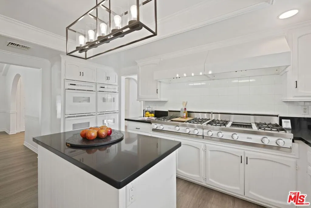 Los Angeles, California 90024, United States, 5 Bedrooms Bedrooms, ,4 BathroomsBathrooms,Residential,Active,173969