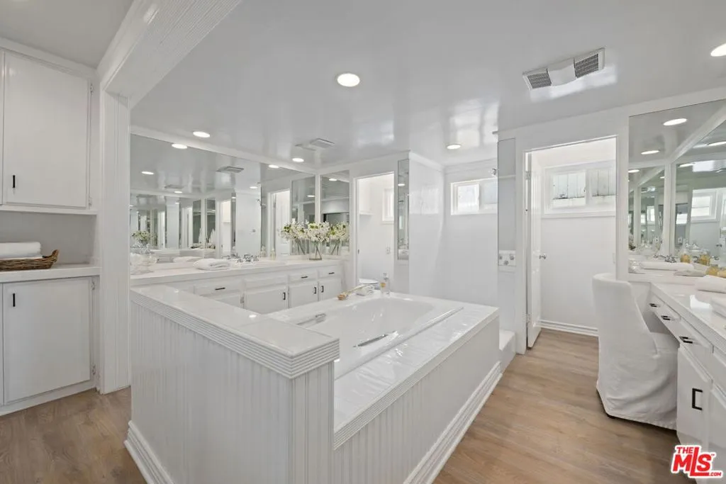 Los Angeles, California 90024, United States, 5 Bedrooms Bedrooms, ,4 BathroomsBathrooms,Residential,Active,173969