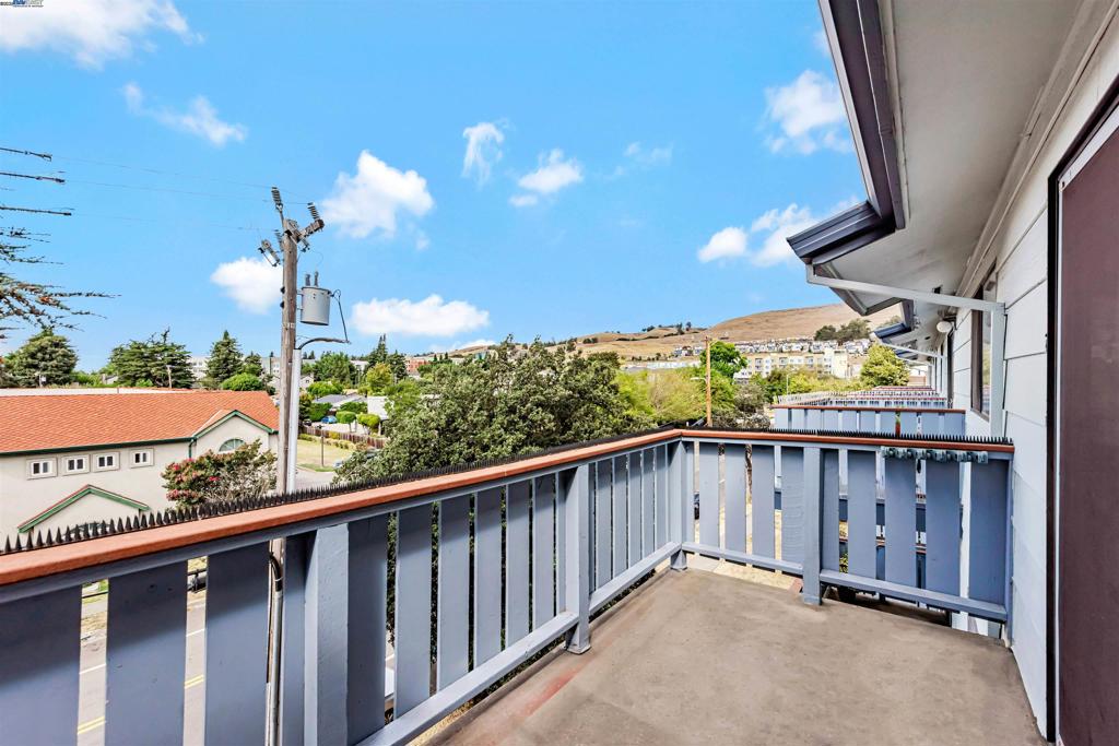 HAYWARD - Residential