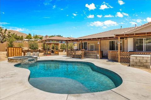 Photo of 7622 San Remo Trl, Yucca Valley, CA 92284 (MLS # JT26033586)