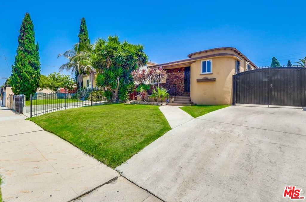 Photo of 7220 10th Avenue, Los Angeles, CA 90043 (MLS # 25568247)