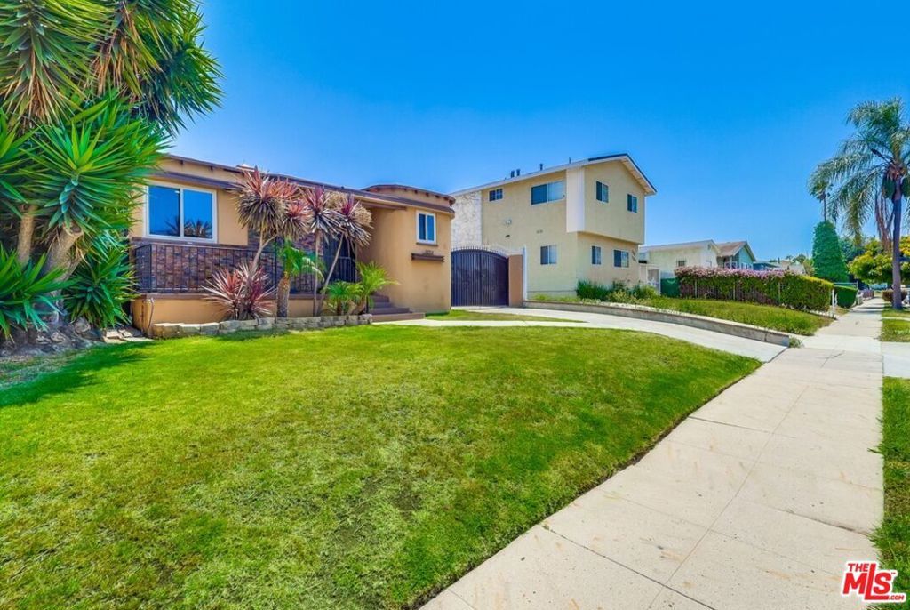 Photo of 7220 10th Avenue, Los Angeles, CA 90043 (MLS # 25568247)