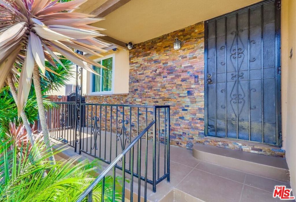 Photo of 7220 10th Avenue, Los Angeles, CA 90043 (MLS # 25568247)