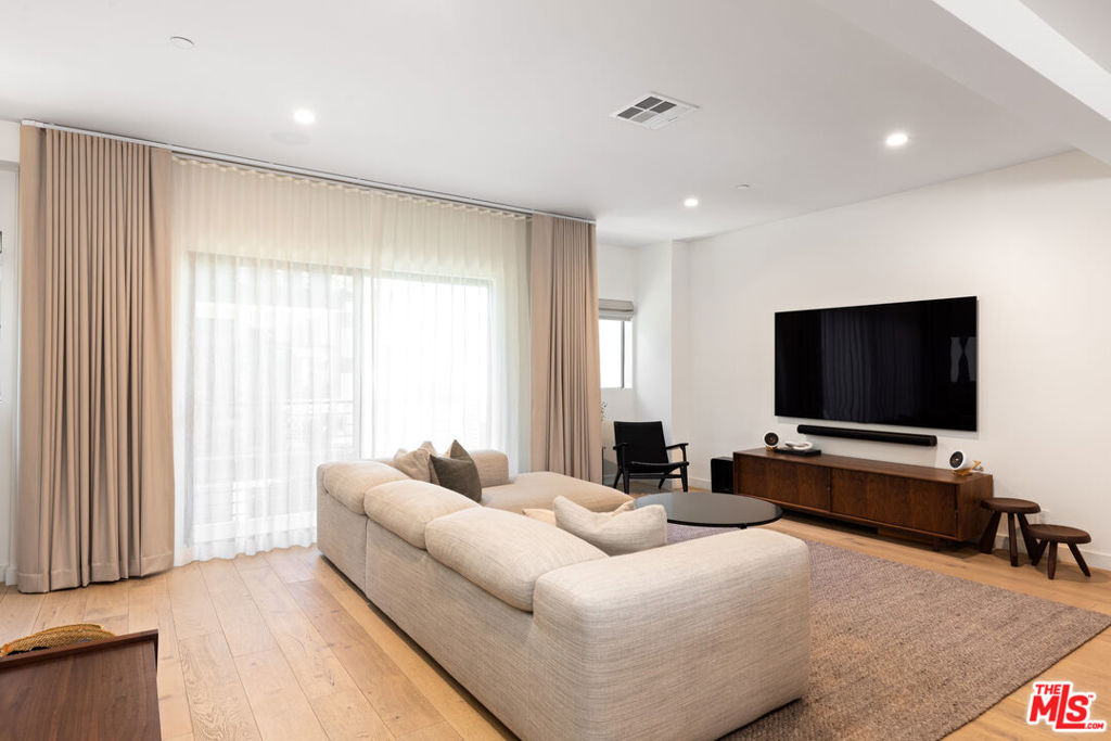 1204 N Thomas Lane