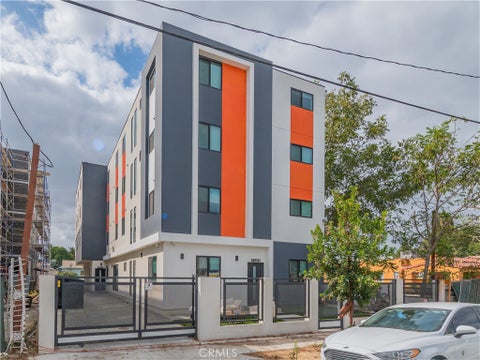 Photo of 1598 W 36th St, Los Angeles, CA 90018 (MLS # OC26208867)