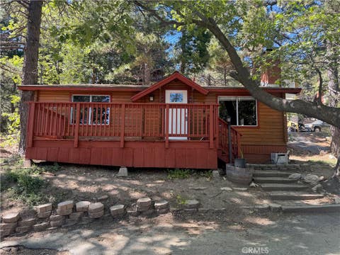 Photo of 31690 Panorama Dr, Running Springs, CA 92382 (MLS # IG26110048)