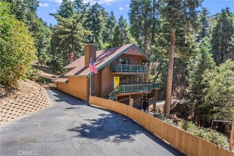 Photo of 899 Blueridge Dr, Lake Arrowhead, CA 92385 (MLS # IV25220755)