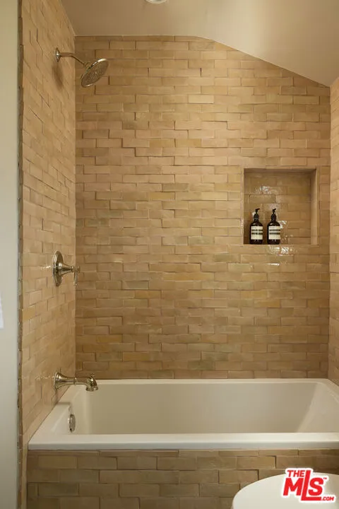 Los Angeles, California 90049, United States, 4 Bedrooms Bedrooms, ,5 BathroomsBathrooms,Residential,Pending,212276