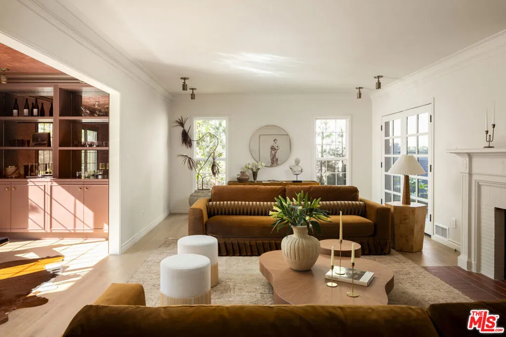 Los Angeles, California 90049, United States, 4 Bedrooms Bedrooms, ,5 BathroomsBathrooms,Residential,Pending,212276