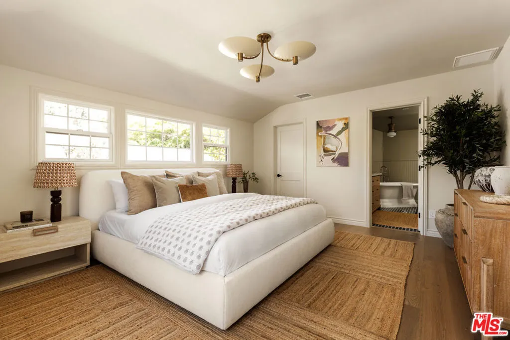 Los Angeles, California 90049, United States, 4 Bedrooms Bedrooms, ,5 BathroomsBathrooms,Residential,Pending,212276