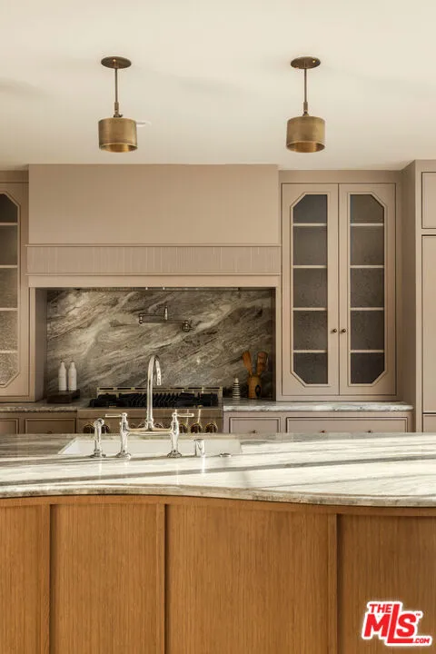 Los Angeles, California 90049, United States, 4 Bedrooms Bedrooms, ,5 BathroomsBathrooms,Residential,Pending,212276