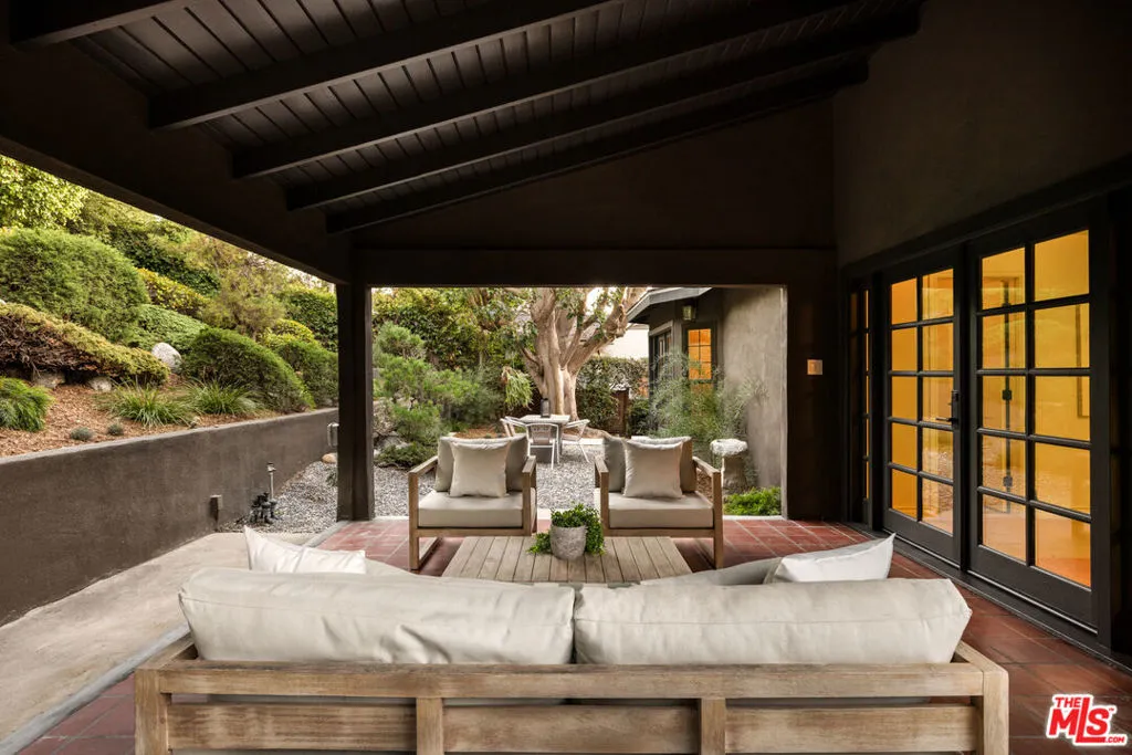 Los Angeles, California 90049, United States, 4 Bedrooms Bedrooms, ,5 BathroomsBathrooms,Residential,Pending,212276