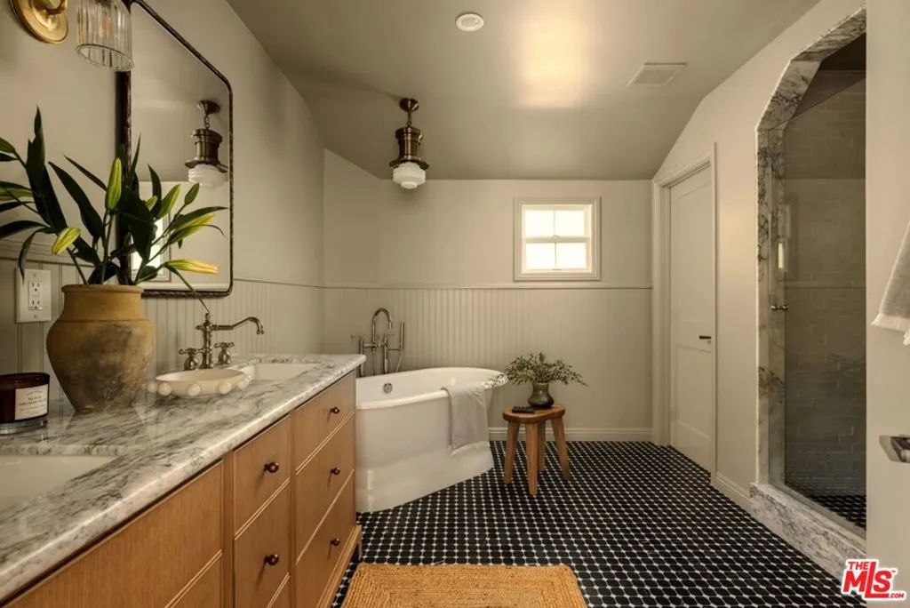 Los Angeles, California 90049, United States, 4 Bedrooms Bedrooms, ,5 BathroomsBathrooms,Residential,Pending,212276