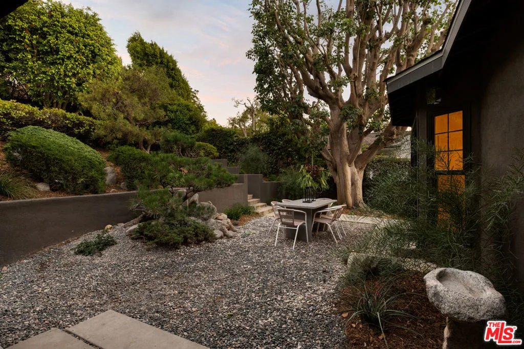 Los Angeles, California 90049, United States, 4 Bedrooms Bedrooms, ,5 BathroomsBathrooms,Residential,Pending,212276