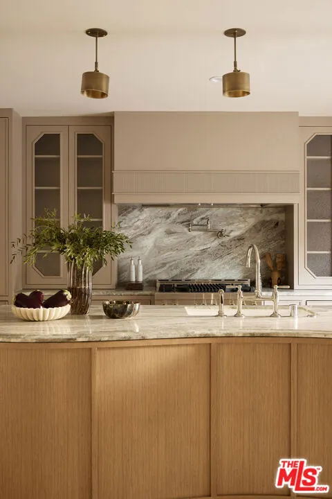 Los Angeles, California 90049, United States, 4 Bedrooms Bedrooms, ,5 BathroomsBathrooms,Residential,Pending,212276