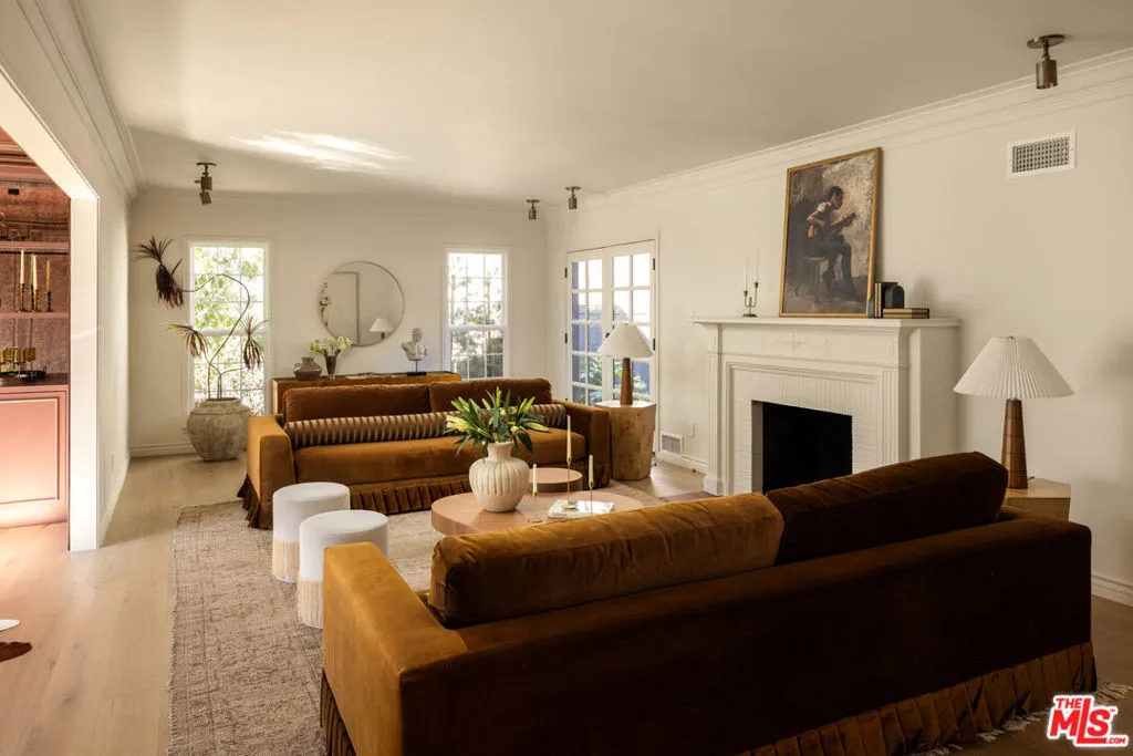 Los Angeles, California 90049, United States, 4 Bedrooms Bedrooms, ,5 BathroomsBathrooms,Residential,Pending,212276