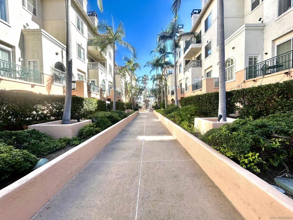 640 Camino De La Reina 1405