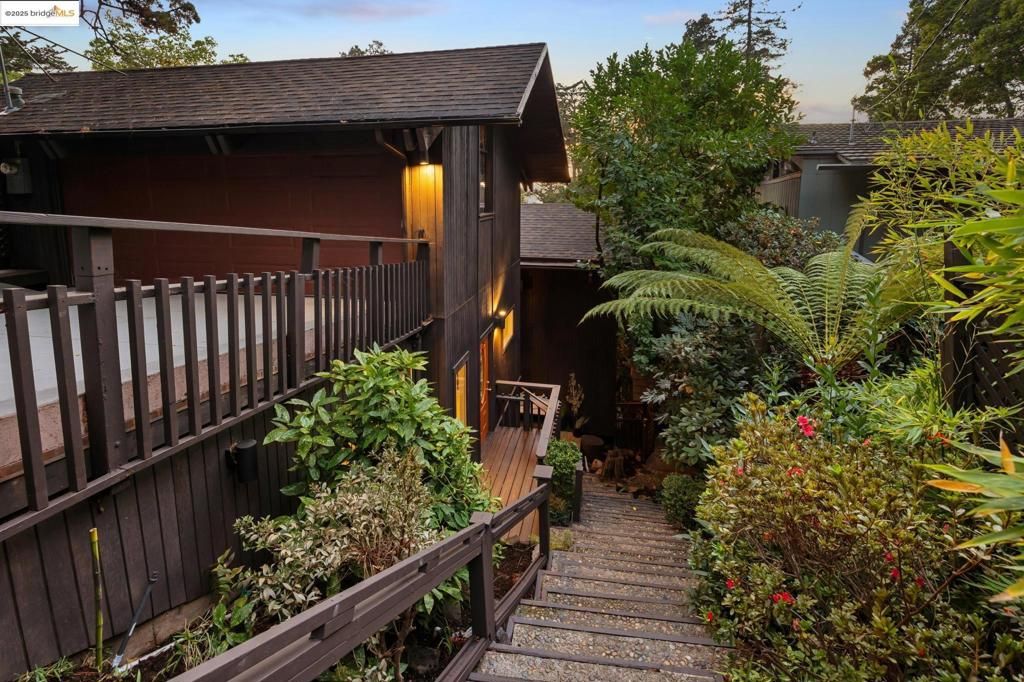 Photo of 2835 Morley Dr Dr, Oakland, CA 94611 (MLS # 41115637)