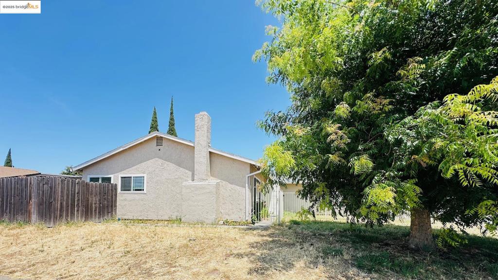 3bd/2ba house situated on a large corner lot. Lot size: 8,712. Most of the house is occupied by Seller. Master bedroom suite is renting for $700. This suite has a separate entrance. Seller has built a new bonus room/office in the backyard in recent year. There is an original storage in the backyard as well. The seller converted the garage to a studio. Buyer can easily convert it back. Quite neighborhood. Only a few minutes' drive to Home Depot and almost everything.