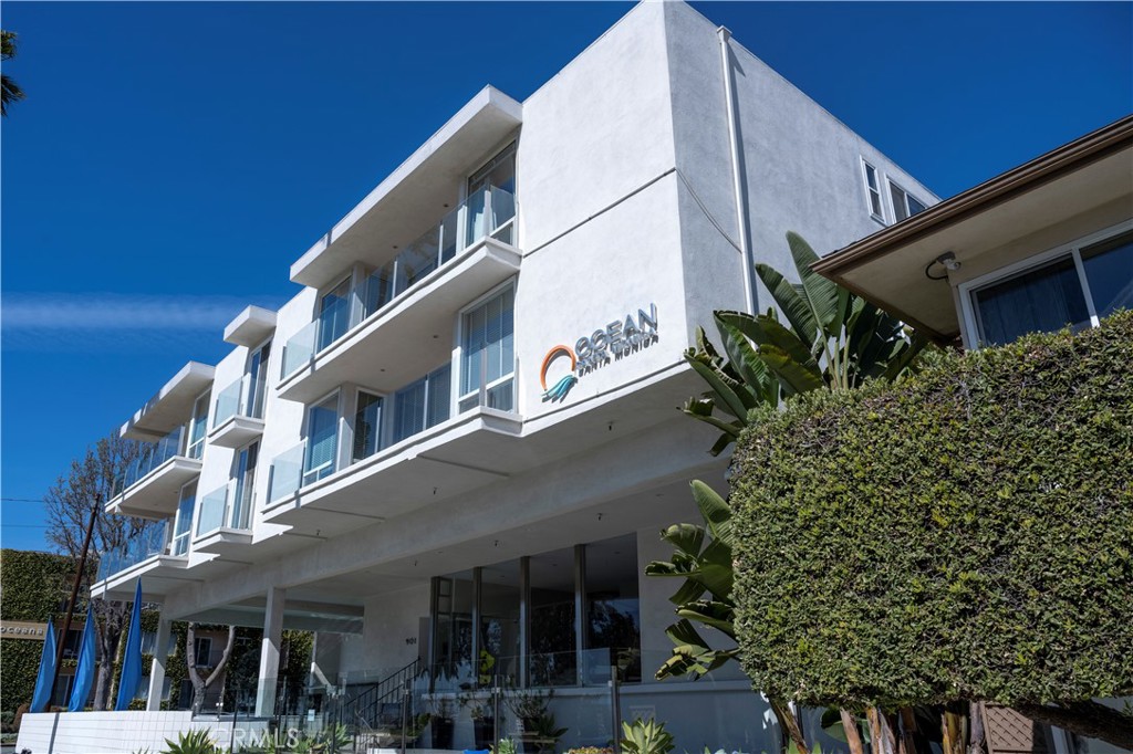 Ocean Santa Monica Apartments is a pride of ownership asset offering luxurious modern living. This contemporary 28-unit apartment building is positioned to enjoy stunning views of the Santa Monica beaches and sunsets over the Pacific Ocean. Located on Ocean Avenues Golden Mile, in the Wilshire Montana Neighborhood of Santa Monica, this enviable location, just east of Santa Monica Beach is within close proximity to enjoy the best lifestyle amenities that Santa Monica has to offer such as Santa Monica & Malibu beaches, the Santa Monica Pier, Ocean Avenue dining, the 3rd Street Promenade, Montana Avenue shops, and Palisades Park.
Unique to 901 Ocean Avenue is the property’s location directly across the street from one of the few beach access paths, and one block south of Montana Avenue and its collection of over 150 shops and cafes. Some residents have picked Ocean Santa Monica based on its coveted location.
Built in 1961, and renovated in 2015 and 2021/2022, the Property is comprised of one three-story courtyard style building featuring high-end interior and exterior finishes. The desirable unit mix of (18) one-bedroom units, and (10) two-bedroom, two-bath units.
Ocean Santa Monica Apartments provides an investor the opportunity to own a pride of ownership apartment building in a highly coveted Southern California location. The long-term outlook for the West Los Angeles region is positive and is expected to retain its highly desirable reputation establishing the benchmark for the remainder of the region.
