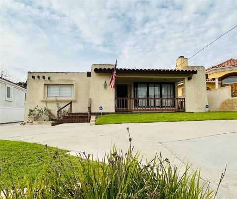 Photo of 327 S Meadows Avenue, Manhattan Beach, CA 90266 (MLS # SB26099284)