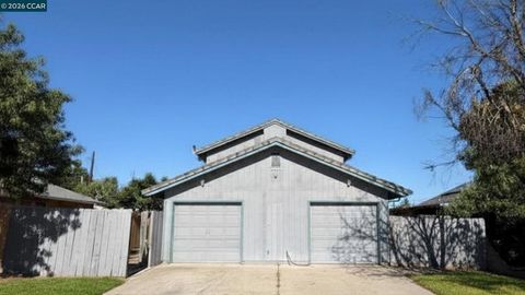 Photo of 228 Elm Ave, Manteca, CA 95336 (MLS # 41140129)