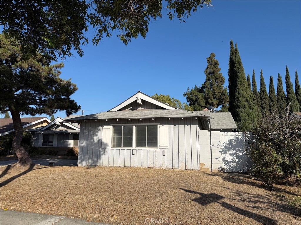 2637 N Fernside