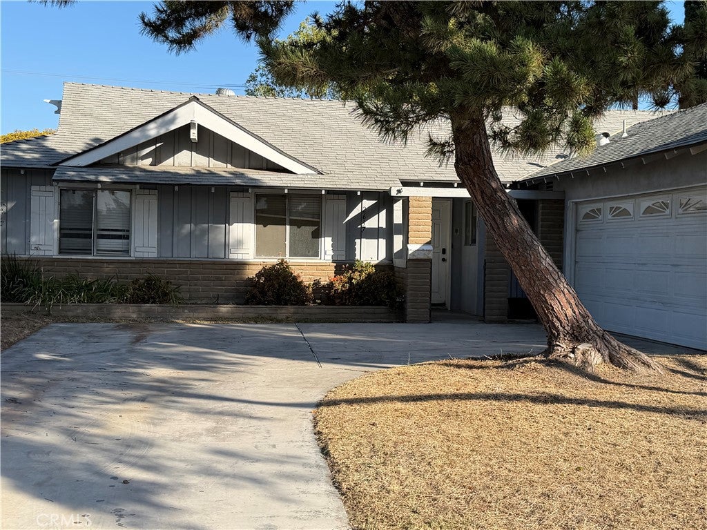 2637 N Fernside