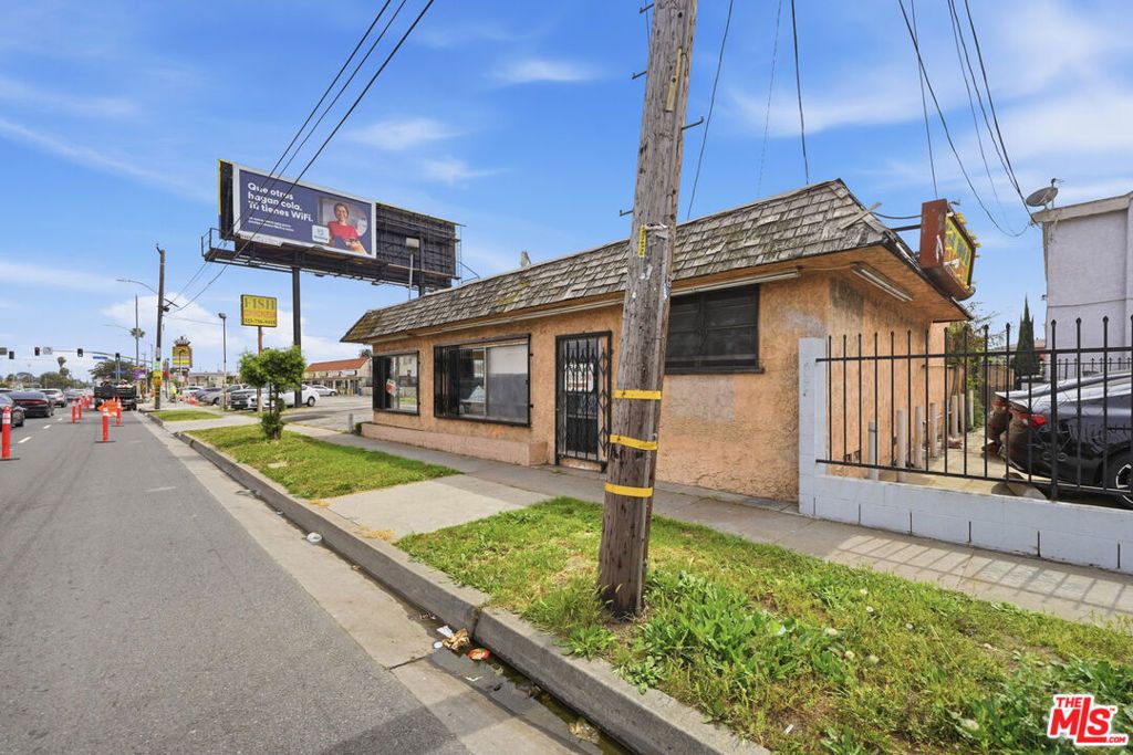 Photo of 1021 W 101st Street, Los Angeles, CA 90044 (MLS # 26673351)