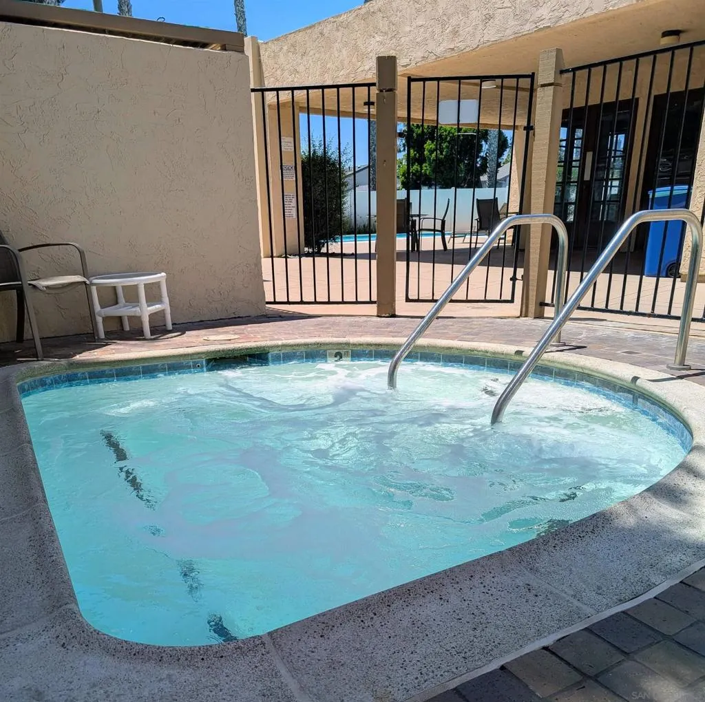 La Jolla, California 92037, United States, 2 Bedrooms Bedrooms, ,3 BathroomsBathrooms,Residential,Pending,181688