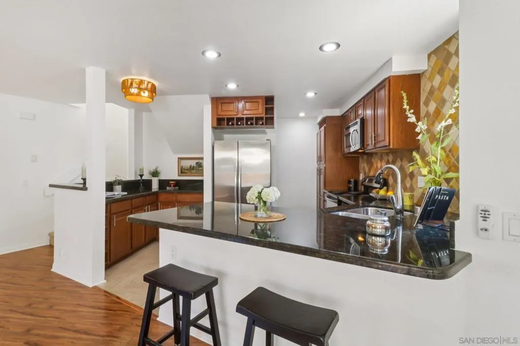 La Jolla, California 92037, United States, 2 Bedrooms Bedrooms, ,3 BathroomsBathrooms,Residential,Pending,181688